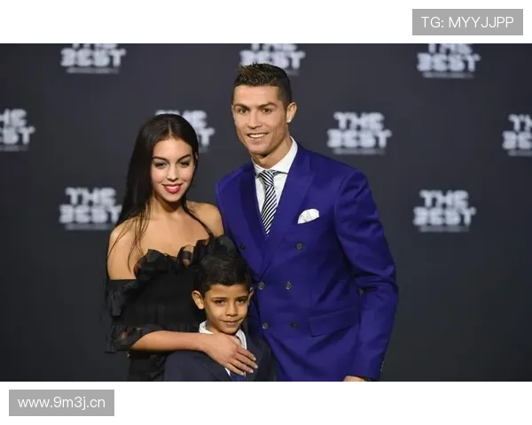 C罗今天穿得就跟隔壁豪宅新买的名媛似的，这日常我是真没法跟上