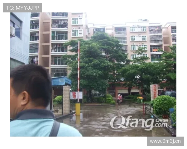 余依婷居然把家里花园改成了迷你赛场，隔壁大叔都馋疯了！