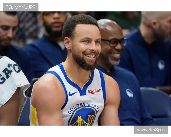 斯蒂芬·库里又晒家里练投，后院那私人球场比我一年工资还豪